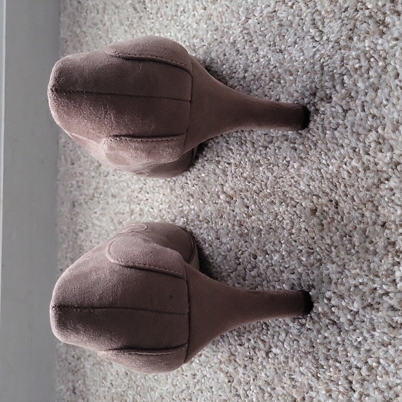 Heels - Picture 3 of 3